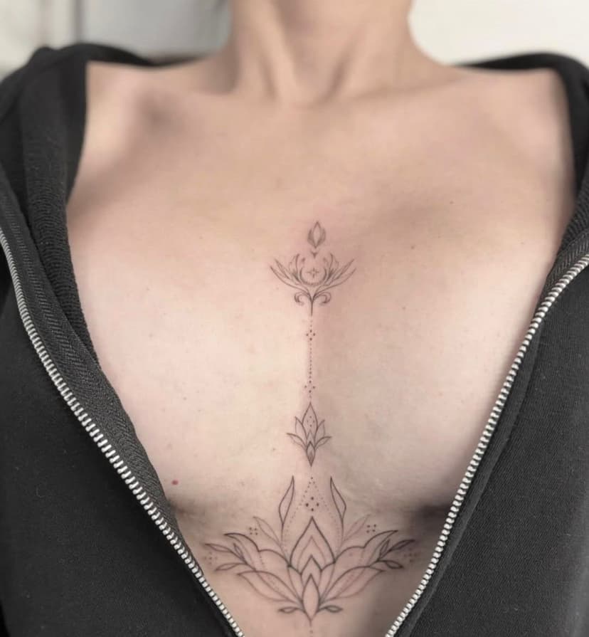 Lotus Sternum Tattoo von Noelle