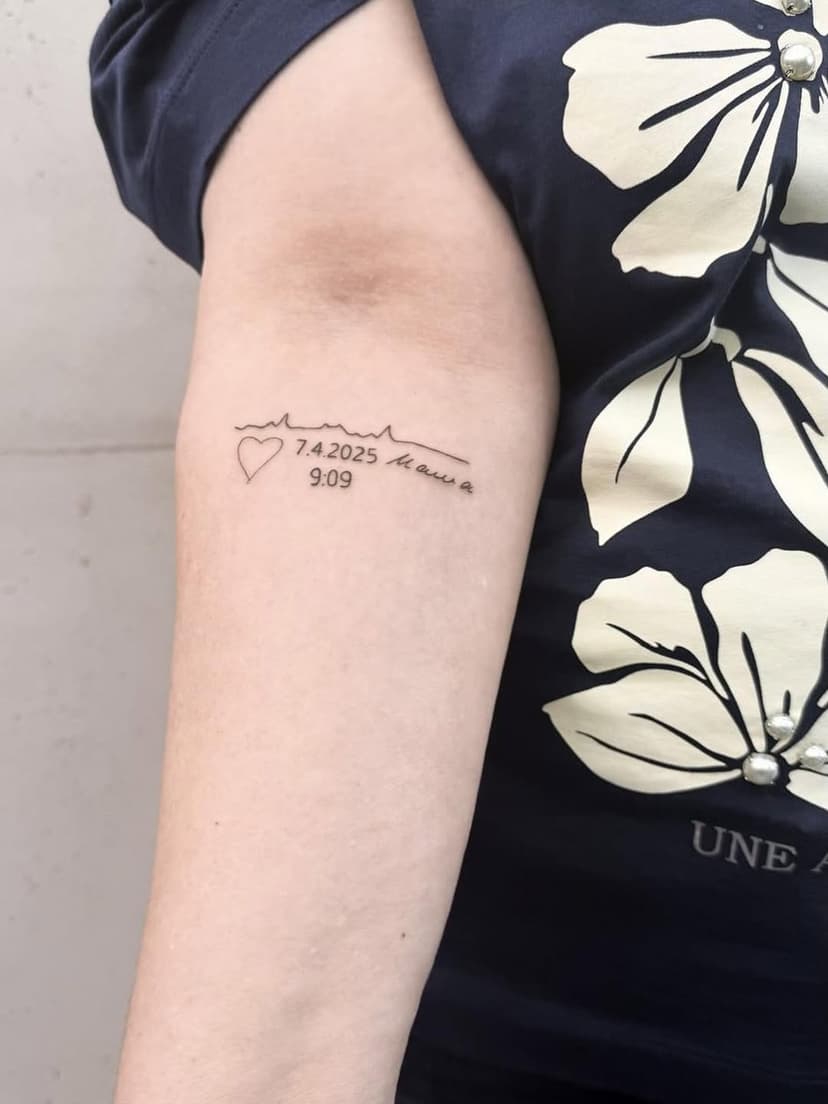 Herzschlag mit Datum — Fineline Tattoo Idee von Stephie bei Electric07