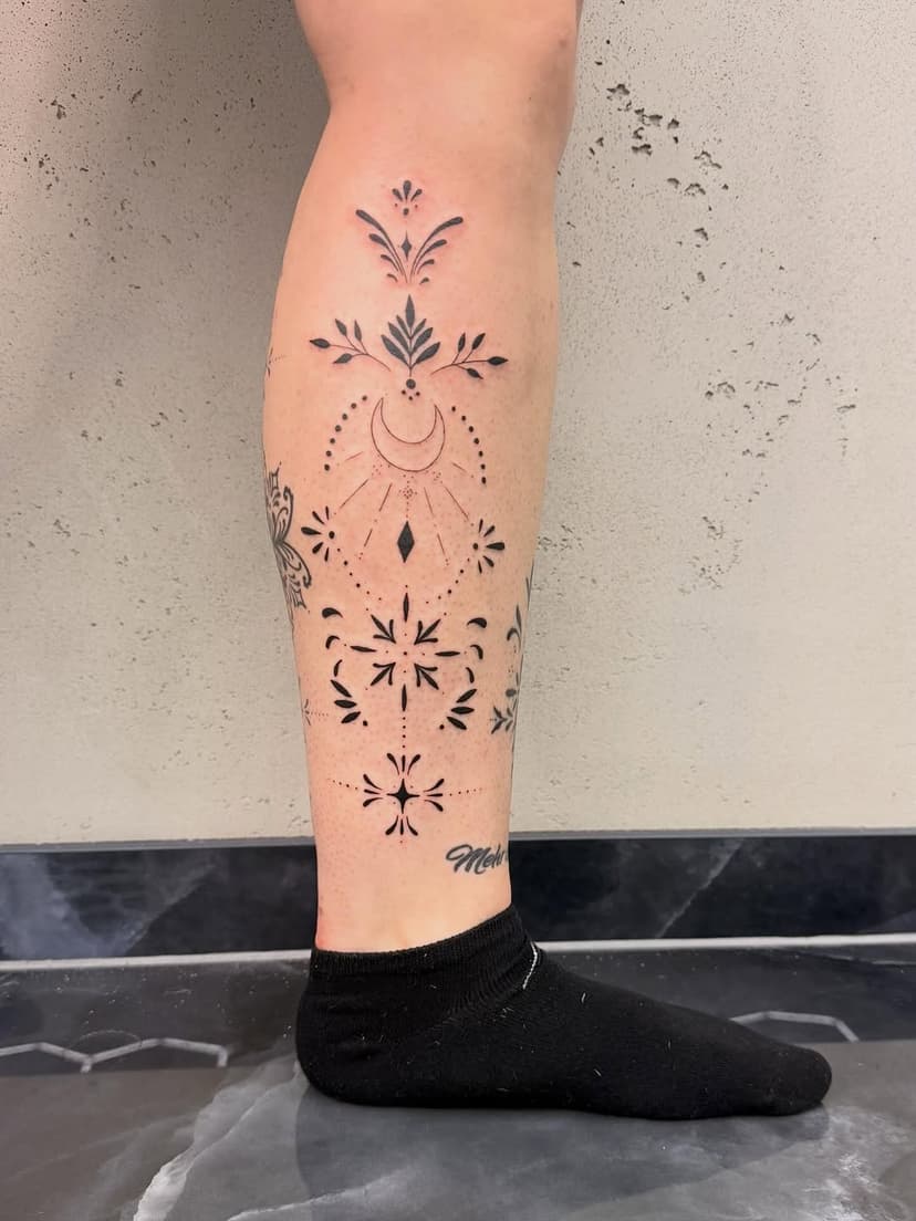 Ornamentaler Mond — Fineline Tattoo Idee von Stephie bei Electric07